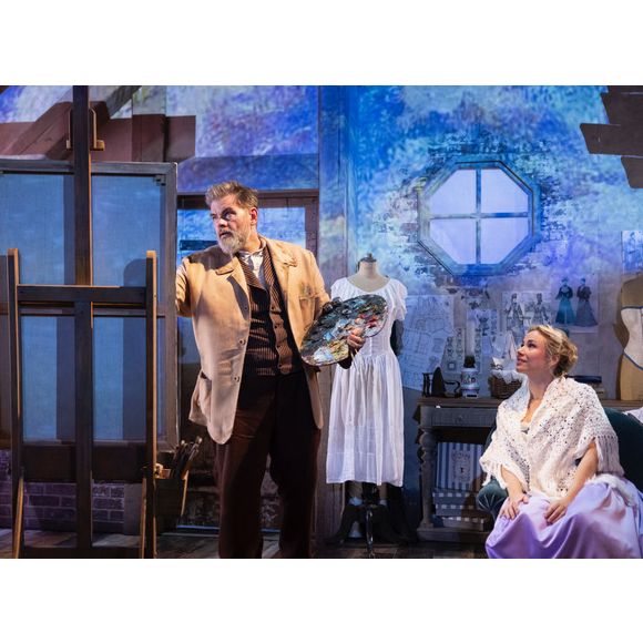 Claude Monet (Clovis Cornillac) est poussé par Paul Durand-Ruel à reprendre la peinture malgré ses doutes et sa fatigue.
Clovis Cornillac dans "Dans les Yeux de Monet" au Théâtre de la Madeleine.