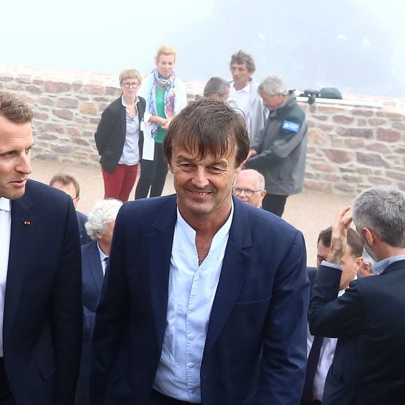 Le préfet des Côtes-d'Armor Yves Le Breton, le président de la République française Emmanuel Macron et le ministre de la Transition Ecologique et Solidaire Nicolas Hulot - Le président de la Républiques’est rendu en cap Fréhel (Côtes-d’Armor), France, le 20 juin 2018, un site d’où seront visibles les 62 éoliennes du parc de la baie de Saint-Brieuc, prévu pour 2023. © Stéphane Lemouton