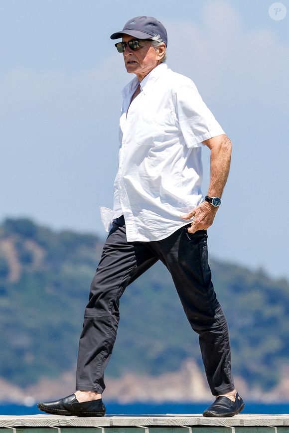 L'acteur et producteur américain Michael Douglas, 80 ans, arrive au club 55 sur la plage de Pampelonne à Saint-Tropez (Ramatuelle), Côte d'Azur, France, le 16 juillet 2025. © Bestimage