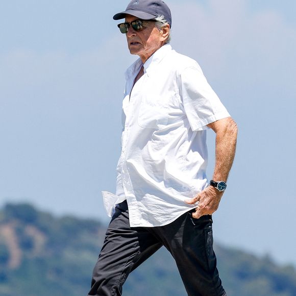 L'acteur et producteur américain Michael Douglas, 80 ans, arrive au club 55 sur la plage de Pampelonne à Saint-Tropez (Ramatuelle), Côte d'Azur, France, le 16 juillet 2025. © Bestimage