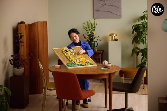 LEGO a dévoilé un set artistique de 4 000 pièces reproduisant l'œuvre emblématique de l'artiste autrichien Gustav Klimt, *Le Baiser*. © LEGO via Bestimage