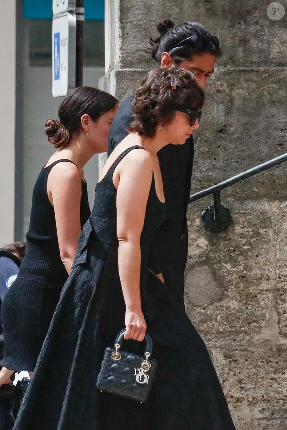 Ninon Ardisson et son mari Narotam Horn - Arrivées aux obsèques de Thierry Ardisson en l’église Saint-Roch de Paris, France, le 17 juillet 2025. © Clovis-Jacovides/Bestimage