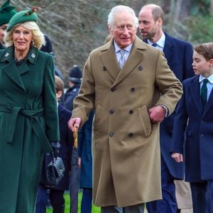 Camilla Parker Bowles, reine consort d'Angleterre, Le roi Charles III d'Angleterre, Le prince William, prince de Galles, Le prince George de Galles, Mike Tindall - La famille royale britannique se rend à la messe de Noël à Sandringham le 25 décembre 2024.

© Stephen Daniels / Alpha Press / Bestimage