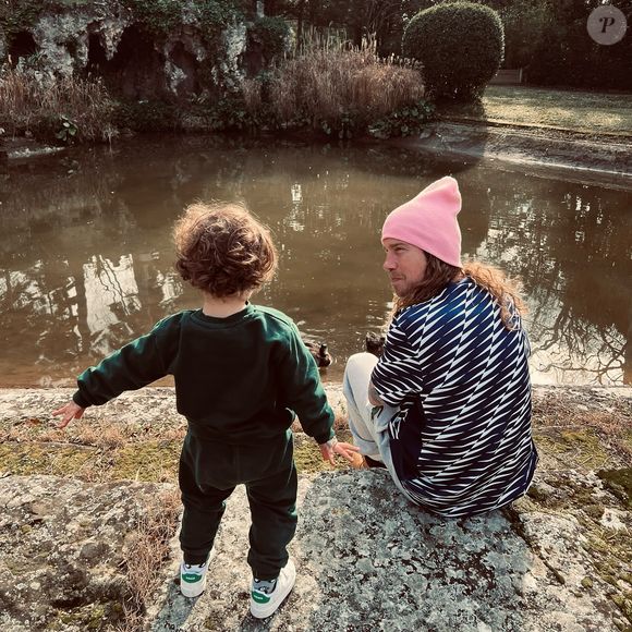 Néanmoins, sur les réseaux, le chanteur partage parfois de rares photos des moments de complicité avec son enfant.

Julien Doré avec son fils, photo publiée sur Instagram.

Photo : Instagram
