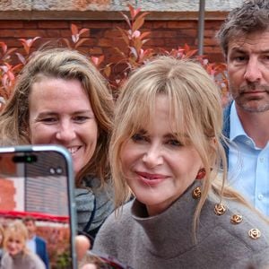 Nicole Kidman attendue par de nombreux fans avant le diner Chanel à Biarritz la veille du défilé Croisière Chanel le 27 avril 2026. © Christophe de Prada / Bestimage