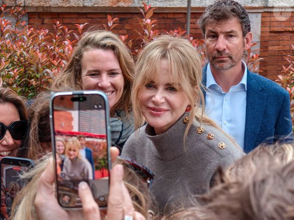 Nicole Kidman attendue par de nombreux fans avant le diner Chanel à Biarritz la veille du défilé Croisière Chanel le 27 avril 2026. © Christophe de Prada / Bestimage
