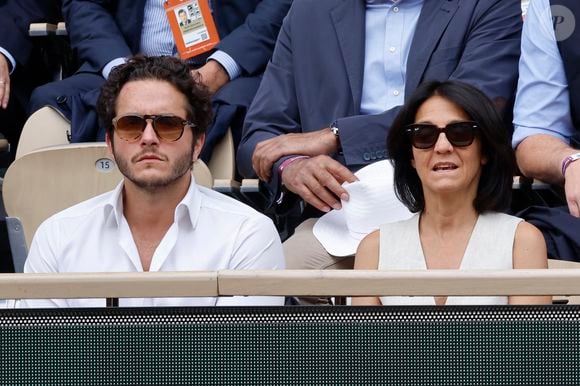 Florence Foresti et son compagnon Alexandre Kominek - People dans les tribunes lors des Internationaux de France de Tennis de Roland Garros 2022 à Paris le 29 mai 2022. © Cyril Moreau/Bestimage