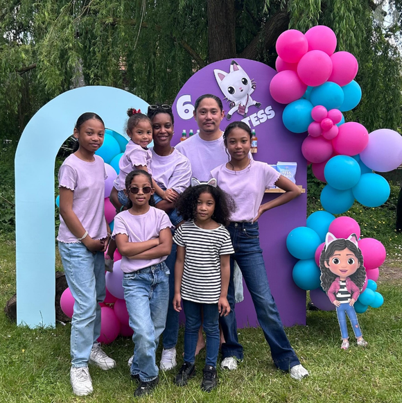 Un nourrisson avec qui ils pris la pose le 20 décembre dernier.

Synthia et Thaï Tran (Familles nombreuses) parents pour la sixième fois.