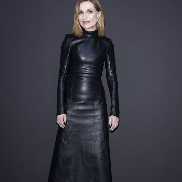 Isabelle Huppert - Photocall du dîner "Women in Motion" par le groupe Kering, Place de la Castre, lors du 77ème Festival International du Film de Cannes le 19 mai 2024. © Olivier Borde/Bestimage