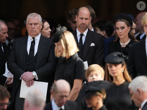 Le prince Andrew, duc d’York, Le prince William, prince de Galles, et Catherine (Kate) Middleton, princesse de Galles, - Sorties des obsèques de son Altesse Royale la duchesse de Kent en la cathédrale de Westminster à Londres, le 16 septembre 2025. © Julien Burton / Bestimage