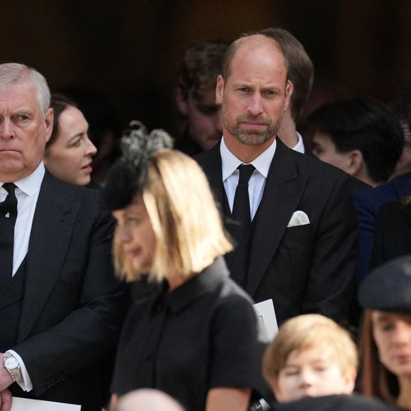 Le prince Andrew, duc d’York, Le prince William, prince de Galles, et Catherine (Kate) Middleton, princesse de Galles, - Sorties des obsèques de son Altesse Royale la duchesse de Kent en la cathédrale de Westminster à Londres, le 16 septembre 2025. © Julien Burton / Bestimage