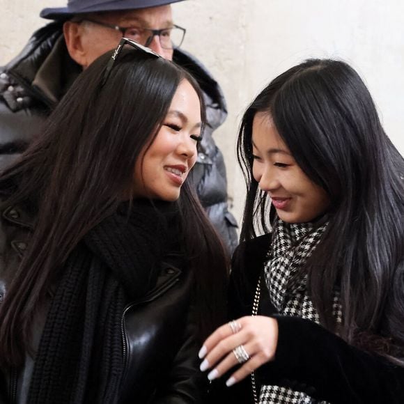 Joy et Jade Hallyday lors de l'inauguration d'une plaque commémorative en hommage à Johnny Hallyday devant l'immeuble où le chanteur français a grandi dans le 9ème arrondissement de Paris, France, le 22 décembre 2023. © Dominique Jacovides/Bestimage