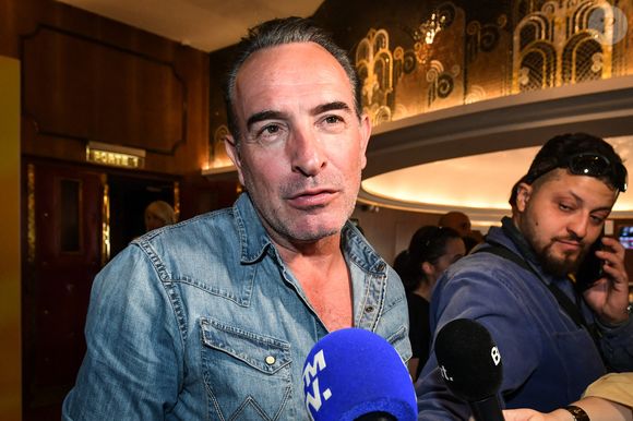 L'acteur français Jean Dujardin s'adresse à la presse après une séance de photos pour le film Brice de Nice au cinéma Grand Rex à Paris, le 6 avril 2025. © Firas Abdullah/ABACAPRESS.COM