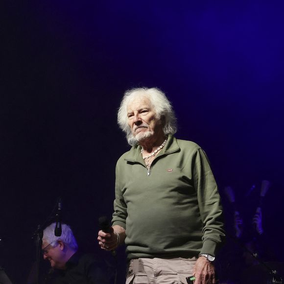 Et il a notamment fait don de sa propriété en Ardèche à sa fille aînée Marie.

Exclusif - Concert de Hugues Aufray au Le Dôme de Paris - Palais des Sports le 9 novembre 2025.

© Jack Tribeca / Bestimage