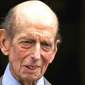 Depuis sa retraite de l'armée britannique en 1976, le fils du prince George et de la princesse Marina de Kent a consacré sa vie au service public

Le prince Edward, duc de Kent, regarde trois cornemuseurs des Royal Scots Dragoon Guards jouer à l'occasion de son 89ème anniversaire au palais de Kensington à Londres, le 9 octobre 2024. 
© Alpha / Bestimage