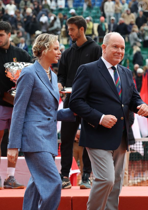 Mais le prince est aussi soutenu par tout un clan, composé des plus jeunes générations.

La princesse Charlene de Monaco, le prince Albert II de Monaco - Finale de la 118ème édition du Rolex Monte-Carlo Masters, au Monte-Carlo Country Club à Roquebrune Cap Martin, le 13 avril 2025. L'espagnol Carlos Alcaraz a battu l'italien Lorenzo Musetti 3-6 / 6-1 / 6-0. © Claudia Albuquerque/ Bestimage