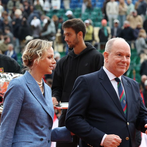 Mais le prince est aussi soutenu par tout un clan, composé des plus jeunes générations.

La princesse Charlene de Monaco, le prince Albert II de Monaco - Finale de la 118ème édition du Rolex Monte-Carlo Masters, au Monte-Carlo Country Club à Roquebrune Cap Martin, le 13 avril 2025. L'espagnol Carlos Alcaraz a battu l'italien Lorenzo Musetti 3-6 / 6-1 / 6-0. © Claudia Albuquerque/ Bestimage