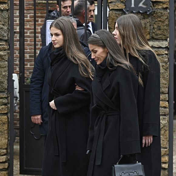 La reine Letizia d'Espagne et ses filles, la princesse Leonor et l'infante Sofia, quittent la cathédrale orthodoxe grecque de Saint-André et Saint-Démétrius où ont eu lieu un service commémoratif pour Son Altesse Royale la princesse Irène de Grèce, le 17 janvier 2026, à Madrid (Espagne). © Francisco Guerra/Europa Press/Bestimage