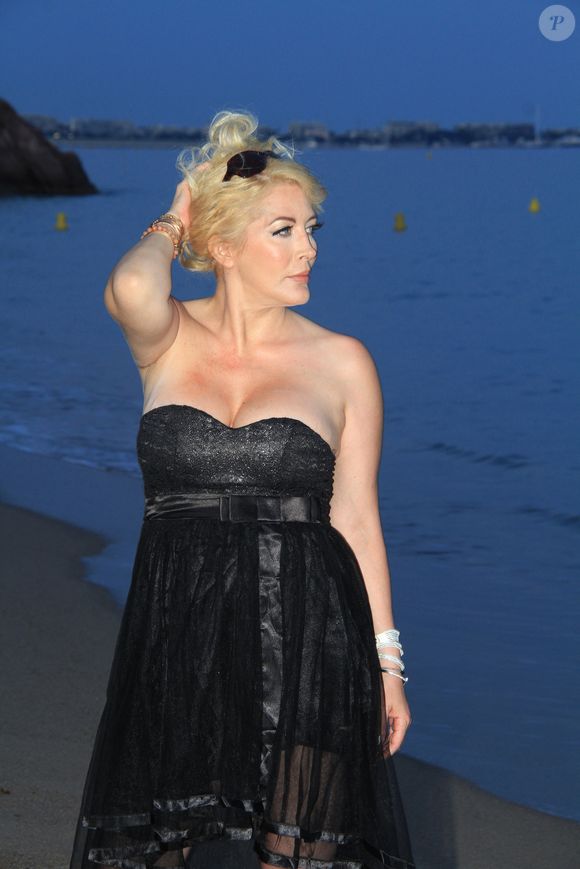 Exclusif - Loana sur la plage de Cannes lors du 76ème festival international du film, le 25 mai 2023. 
© Philippe Baldini / Bestimage