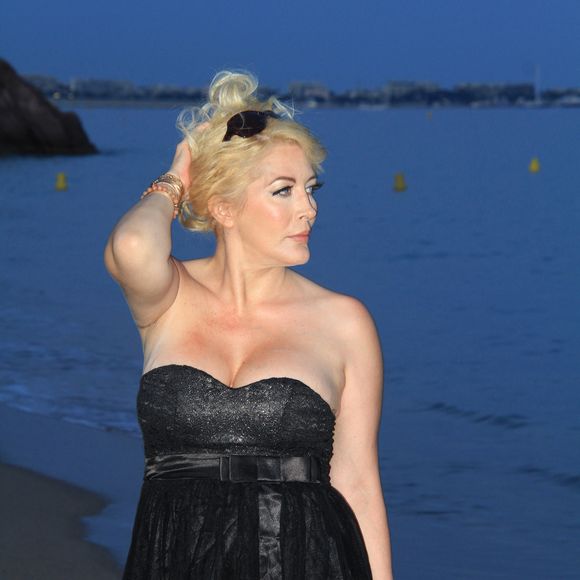 Exclusif - Loana sur la plage de Cannes lors du 76ème festival international du film, le 25 mai 2023. 
© Philippe Baldini / Bestimage