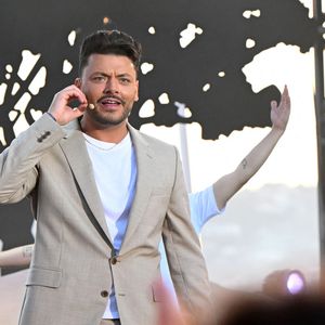 Exclusif - Kev Adams - Enregistrement de l'émission "L'humour à la plage" pour la 2eme édition du festival de Juan les Pins à la pinède Gould le 27 juin 2025. C'est l'humoriste français Kev Adams qui a initié et mis en scène ce festival dans la ville de ses grand-parents où il a passé ses vacances quand il était plus jeune. Sa grand-mère fait partie du Show aux côtés d'un plateau d'humoristes exceptionnels.
Après le succès de la première édition, TF1 et Kev Adams vous donnent rendez-vous pour une nouvelle soirée d’humour inédite et festive. Tourné face à la mer, dans l’écrin magique de la pinède Gould à Juan-les-Pins, « L’Humour à la Plage » revient pour une 2e édition encore plus ambitieuse : un grand show à ciel ouvert, pour rire ensemble et démarrer l’été en beauté. 
Une carte postale en guise de scène avec une ambiance unique; Imaginé comme une véritable fête de l’humour à ciel ouvert, sous les pins, les pieds dans le sable et la tête dans les étoiles, « L’Humour à la Plage » rassemble le temps d’un soir les plus grands noms de l’humour avec des duos inédits, des sketchs exclusifs, des impros, des happenings, des surprises… et une énergie communicative portée par un public survolté. 
Une programmation exceptionnelle qui donne le sourire; Pour cette 2ème édition, Kev Adams s’est entouré de Gad Elmaleh, Camille Lellouche, Maxime Gasteuil, Élodie Poux, Franck Dubosc, Marine Leonardi, Anne Roumanoff, Chantal Ladesou, Marie s’infiltre, Nino Arial, Az, Titoff, Kody… Et de nombreux invités-surprise que vous n’avez jamais vus sur la scène d’un gala d’humour.
Un spectacle familial, solaire et intergénérationnel; Conçu pour rassembler toutes les générations, « L’Humour à la Plage » promet de faire du rire un moment de fête. Un show festif, solaire, et populaire, à savourer ensemble pour bien démarrer l’été.
L'émission du e gala « L'Humour à la Plage » sera diffusése sur TF1 le 15 juillet à 21h10 pour une soirée unique de rires et de surprises ! © Bruno Bebert / Bestimage