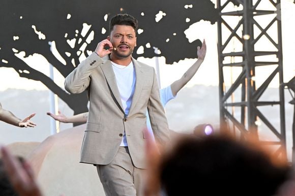 Pour rappel, il s'agit de la deuxième édition de son programme phare - ciel ouvert - qui sera diffusé le 15 juillet prochain sur TF1.

Exclusif - Kev Adams - Enregistrement de l'émission "L'humour à la plage" pour la 2eme édition du festival de Juan les Pins à la pinède Gould le 27 juin 2025.  © Bruno Bebert / Bestimage