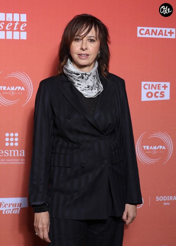 Elle a ensuite raconté cette période dans son livre Maman à moi, inspiré du combat de son fils contre la leucémie.

Valérie Bonneton au photocall de la série "L'affaire Laura Stern" lors du 2ème Festival Creatvty 2025 des séries et créations audiovisuelles à Sète, le 14 novembre 2025. 

© Denis Guignebourg / Bestimage