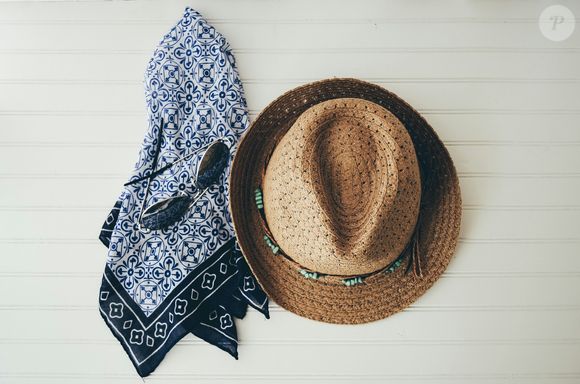 Le choix du format (carré ou rectangulaire) dépend de la façon dont vous souhaitez accessoiriser votre tenue.

Unsplash/debby-hudson