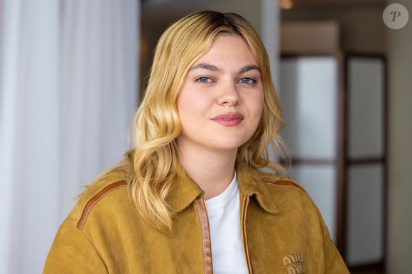 Louane photographiée pour la promotion de la nouvelle édition de l'Eurovision 2025. ©  Backgrid USA / Bestimage