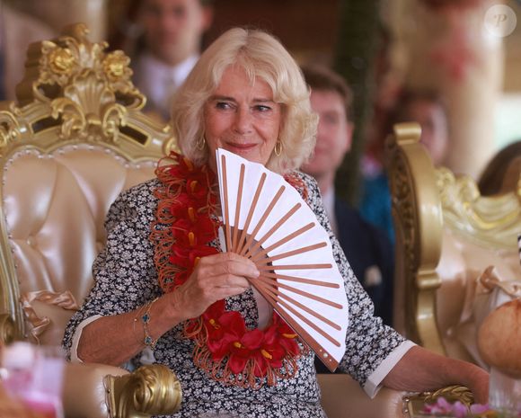 "afin de permettre à la princesse de Galles, âgée de 42 ans, qui animait l'événement, de rester au centre de l'attention". 
Le roi Charles III et la reine Camilla assistent à une cérémonie d'adieu au village de Siumu, à la fin de leur visite officielle en Australie, le 26 octobre 2024.