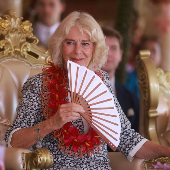 "afin de permettre à la princesse de Galles, âgée de 42 ans, qui animait l'événement, de rester au centre de l'attention". 
Le roi Charles III et la reine Camilla assistent à une cérémonie d'adieu au village de Siumu, à la fin de leur visite officielle en Australie, le 26 octobre 2024.