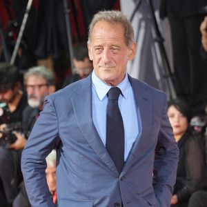 Le comédien l'a ensuite emmené dans son restaurant favori pour poursuivre leur entretien

Vincent Lindon assiste à la projection de « Un Bon Petit Soldat » lors de la 83e Mostra de Venise, à la Sala Grande, le 9 septembre 2026 à Venise, en Italie.
Crédit : Laurent Lairys/PsnewZ/Bestimage