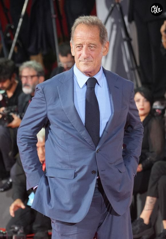 Le comédien l'a ensuite emmené dans son restaurant favori pour poursuivre leur entretien

Vincent Lindon assiste à la projection de « Un Bon Petit Soldat » lors de la 83e Mostra de Venise, à la Sala Grande, le 9 septembre 2026 à Venise, en Italie.
Crédit : Laurent Lairys/PsnewZ/Bestimage