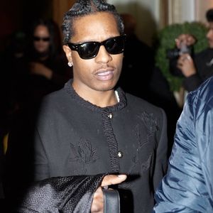 À ses côtés, A$AP Rocky jouait la carte du chic intemporel, arborant un trench-coat noir parfaitement coupé et d'énigmatiques lunettes de soleil sombres.

Rihanna et ASAP Rocky ont été vus au restaurant Siena à Paris. Le couple profite d'une sortie décontractée pour passer du temps ensemble dans la ville. @Backgrid USA / Bestimage Vendetta dailly / BACKGRID