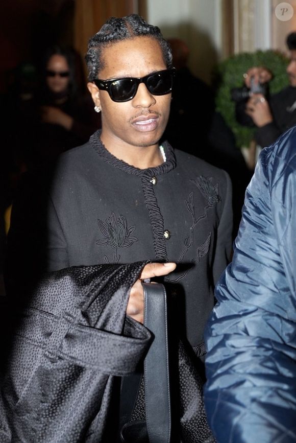 À ses côtés, A$AP Rocky jouait la carte du chic intemporel, arborant un trench-coat noir parfaitement coupé et d'énigmatiques lunettes de soleil sombres.

Rihanna et ASAP Rocky ont été vus au restaurant Siena à Paris. Le couple profite d'une sortie décontractée pour passer du temps ensemble dans la ville. @Backgrid USA / Bestimage Vendetta dailly / BACKGRID
