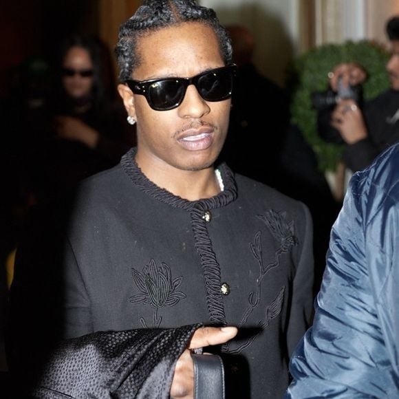 À ses côtés, A$AP Rocky jouait la carte du chic intemporel, arborant un trench-coat noir parfaitement coupé et d'énigmatiques lunettes de soleil sombres.

Rihanna et ASAP Rocky ont été vus au restaurant Siena à Paris. Le couple profite d'une sortie décontractée pour passer du temps ensemble dans la ville. @Backgrid USA / Bestimage Vendetta dailly / BACKGRID