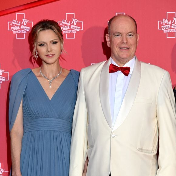 Lors de cette soirée, on a pu retrouver Albert et Charlene de Monaco - ravissante dans une robe Elie Saab 

Le prince Albert II de Monaco et la princesse Charlene - 76ème Bal de la Croix Rouge dans la salle des Etoiles à Monaco le 12 juillet 2025. © Bruno Bebert/Bestimage