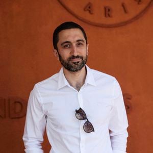 "Trois boissons que je ne boirai jamais pour m'hydrater lorsqu'il fait chaud", souligne le médecin de 37 ans.

Jimmy Mohamed au village lors des Internationaux de France de tennis de Roland Garros 2024, à Paris, France, le 26 mai 2024.
© Jacovides-Moreau/Bestimage