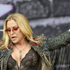 Elle a interprété ses plus gros titres comme "I'm Outta Love". 
Ile de Wight, Royaume-Uni. Anastacia fait une entrée remarquée sur scène à l'Isle of Wight Festival 2026. La chanteuse de "I'm Outta Love" a enthousiasmé la foule, les fans reprenant ses chansons en chœur lors de son set au festival. Backgrid UK/ Bestimage