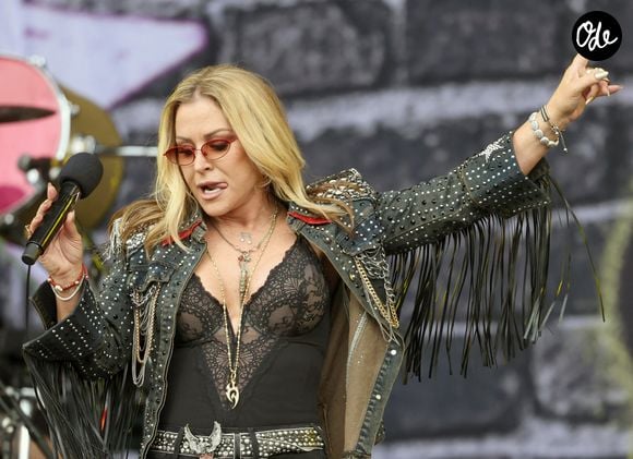 Elle a interprété ses plus gros titres comme "I'm Outta Love". 
Ile de Wight, Royaume-Uni. Anastacia fait une entrée remarquée sur scène à l'Isle of Wight Festival 2026. La chanteuse de "I'm Outta Love" a enthousiasmé la foule, les fans reprenant ses chansons en chœur lors de son set au festival. Backgrid UK/ Bestimage