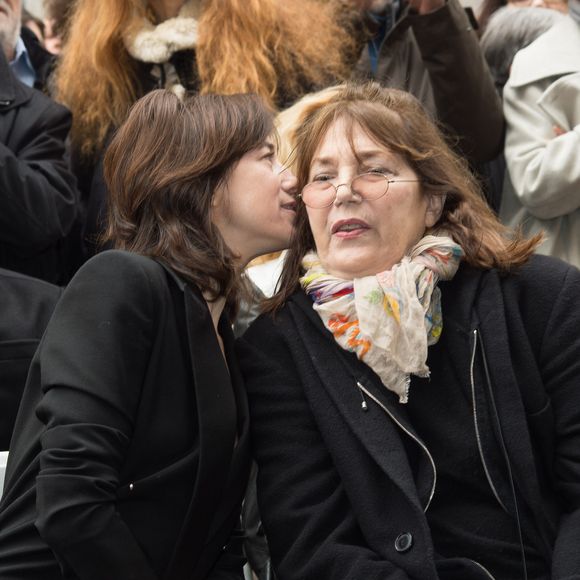 Charlotte Gainsbourg et sa mère Jane Birkin - Cérémonie d'inauguration de la plaque commémorative en l'honneur de Serge Gainsbourg, au 11 bis Rue Chaptal (où le chanteur passa une partie de son enfance), à Paris. 
AGENCE / BESTIMAGE