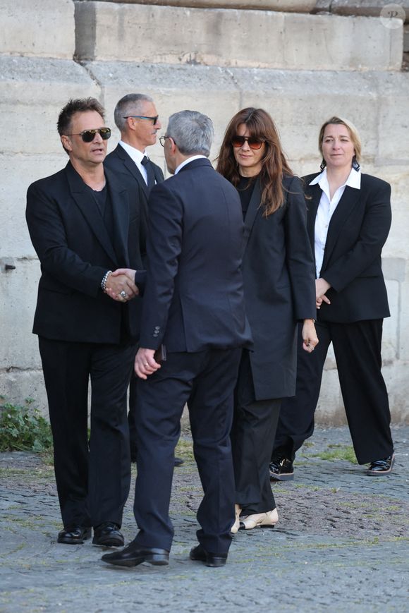 Les hommages se sont multipliés, notamment ceux de David Hallyday et Sylvie Vartan, qui ont exprimé leur tristesse et leur attachement à l’actrice.

David Hallyday et sa femme Alexandra Pastor - Obsèques de Nathalie Baye en l'église Saint-Sulpice à Paris le 23 avril 2026. © Dominique Jacovides - Coadic Guirec / Bestimage