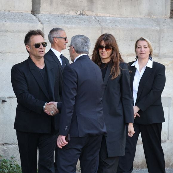 Les hommages se sont multipliés, notamment ceux de David Hallyday et Sylvie Vartan, qui ont exprimé leur tristesse et leur attachement à l’actrice.

David Hallyday et sa femme Alexandra Pastor - Obsèques de Nathalie Baye en l'église Saint-Sulpice à Paris le 23 avril 2026. © Dominique Jacovides - Coadic Guirec / Bestimage