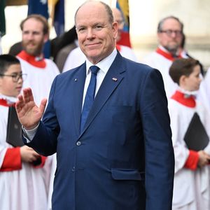 Albert de Monaco et la famille royale britannique, tout de bleu vêtus, se sont réunis à l'abbaye de Westminster.

Le prince Albert II de Monaco quitte la cérémonie annuelle de célébration du Commonwealth Day à l'abbaye de Westminster, à Londres. Backgrid UK/ Bestimage