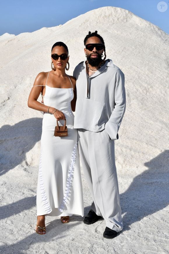 "Cette avenue est l’épicentre du luxe. Pour une marque comme la mienne, c’est évidemment un accomplissement. Beaucoup en rêvent mais peu y arrivent."

Amina Muaddi et Fary Lopes durant le défilé "Le Papier" la collection automne hiver 2022-2023 de Simon Porte Jacquemus aux Salin de Giraud à Arles, le 27 juin 2022.  © Bruno Bebert/Bestimage