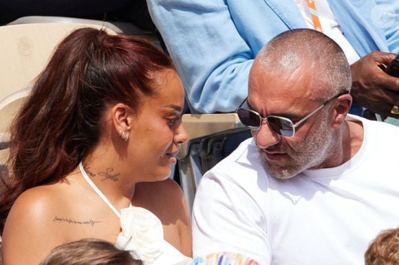 Les deux tourtereaux, qui se sont rencontrés en 2012, semblent inséparables, malgré les difficultés que leur couple a rencontrées, ces dernières années.

Amel Bent et son mari Patrick Antonelli dans les tribunes lors des Internationaux de France de Tennis de Roland Garros 2023. Paris, le 10 juin 2023. © Jacovides-Moreau / Bestimage
