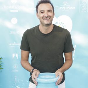 Cyril Lignac lors d'un tournoi de pétanque  place des Lices organisé par le magazine Turquoise pour l'association Sourire à la vie à Saint-Tropez le 10 août 2022. © Jack Tribeca / Bestimage