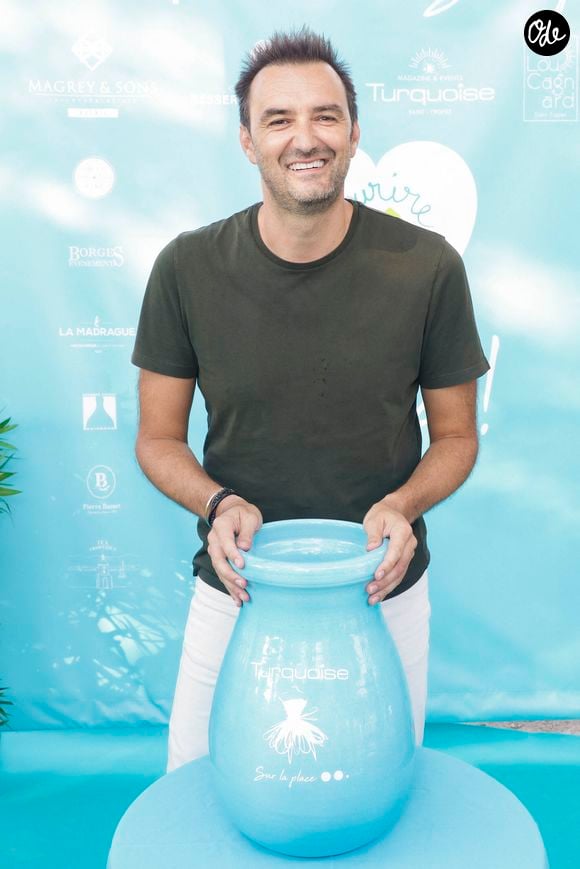 Cyril Lignac lors d'un tournoi de pétanque  place des Lices organisé par le magazine Turquoise pour l'association Sourire à la vie à Saint-Tropez le 10 août 2022. © Jack Tribeca / Bestimage