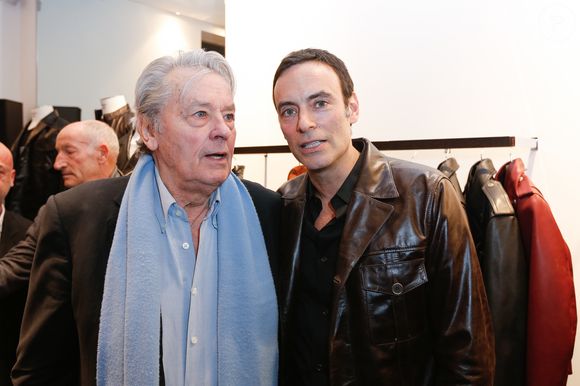 La famille d'Alain Delon continue de veiller sur cette propriété si chère au cœur du monstre sacré du cinéma.


Exclusif - Prix Spécial - No Web No Blog - Alain Delon et son fils Anthony Delon - Lancement de la marque de vêtements de cuir "Anthony Delon 1985" chez Montaigne Market à Paris. Le 7 mars 2017 © Philippe Doignon / Bestimage