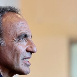 Nikos Aliagas a été soutenu par sa femme Tina Grigoriou et sa sœur Maria Aliagas lors de la soirée.

Nikos Aliagas - Vernissage de l'exposition "Les grands âges", photographies de Nikos Aliagas au musée de l'Homme à Paris le 7 avril 2026. © Dominique Jacovides/Bestimage